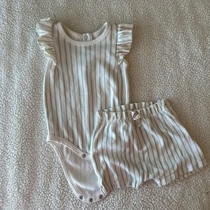 Pehr Sleeveless Ruffle Bodysuit with matching shorts 6-12 M